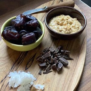 Dadler, peanutbutter, salt og mørk chokolade 